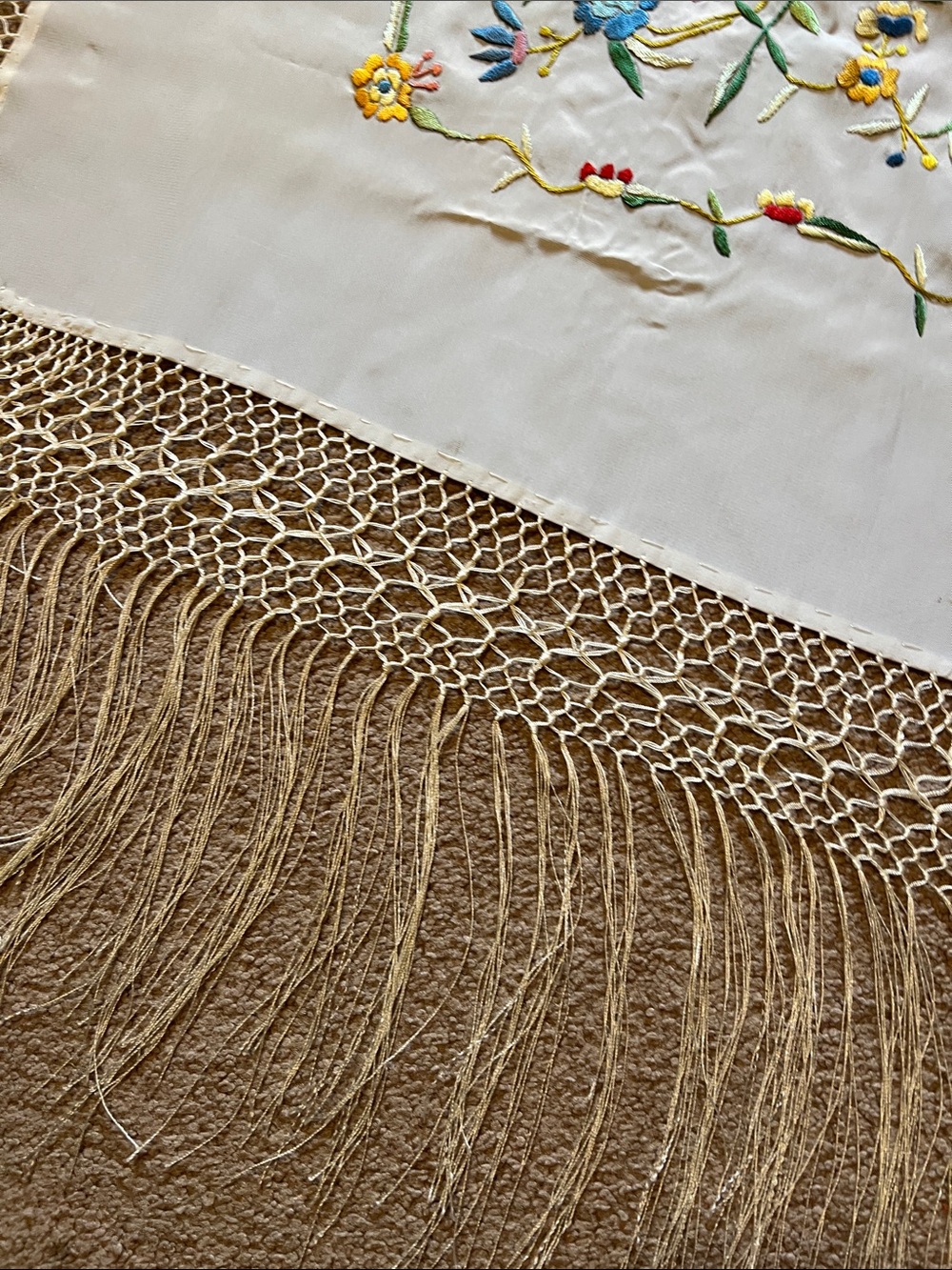 VTG. Marshall Fields &Co. globetrotter piano shawl. Embroidered, Made in Spain - Picture 7 of 11